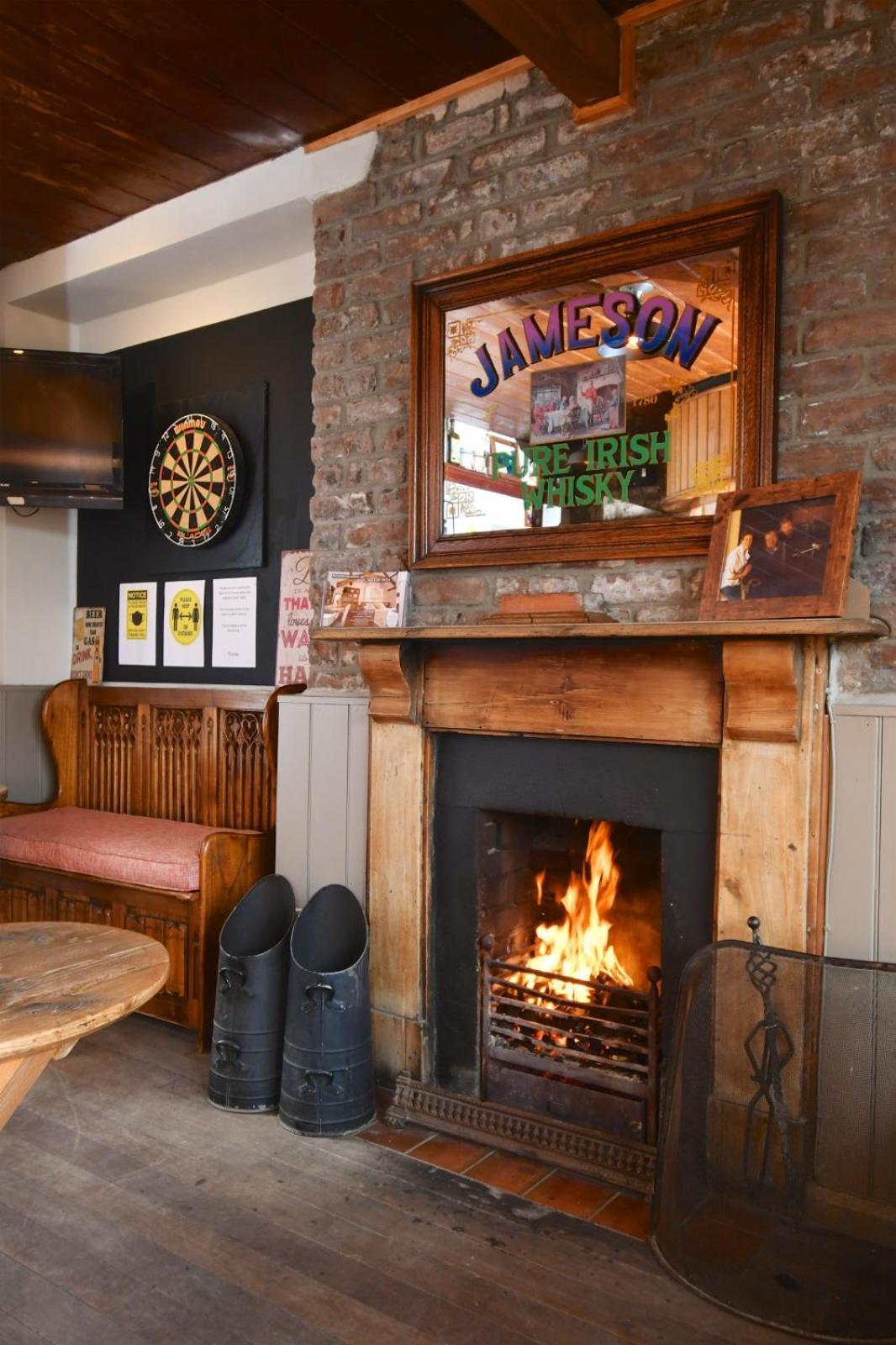 Carew Inn Extérieur photo